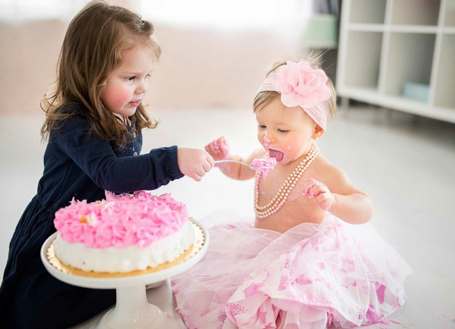 Gracie and Zee eating cake